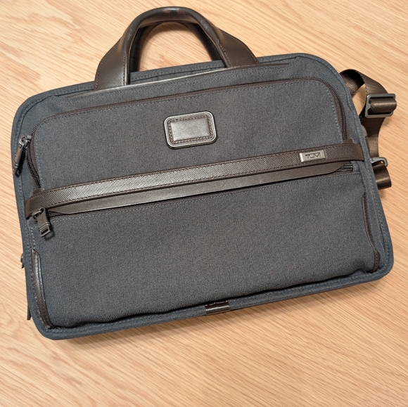 TUMI Alpha 3 Triple Compartment Briefcase/Computer Bag - Picture 4 of 10
